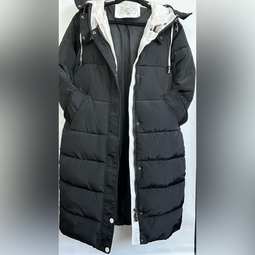 Women’s Puffer Long Hooded Coat Size M Zipper/Snap buttons.